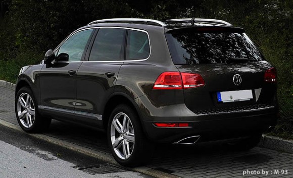 VW「トゥアレグ」黒の後方画像